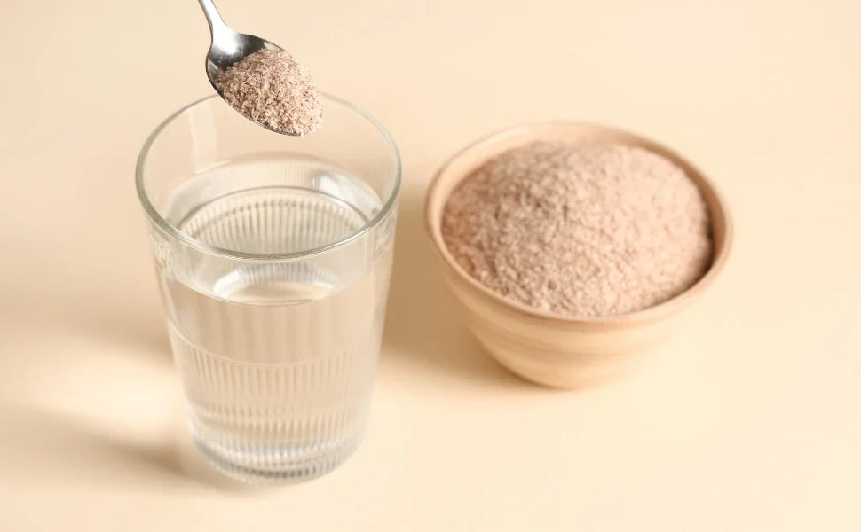 Psyllium en polvo mezclado con agua para perros y gatos con digestión sensible y tránsito intestinal irregular.