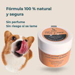 Perro lamiéndose mientras se muestra el bálsamo Patas y Nariz 100 % natural y seguro