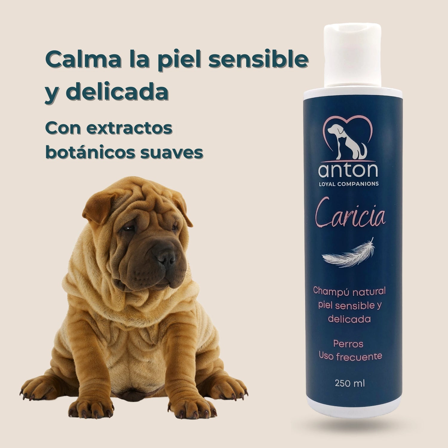 Perro Shar Pei y botella de Champú natural Caricia – piel sensible calmada