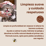 Baño de gato con champú natural Pet Save the Bees de Bee It, limpieza suave y cuidado respetuoso que ayuda a calmar la piel, hidratar el pelaje y mantener el brillo natural, apto para pieles sensibles.