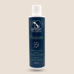 Botella del champú natural ANTON Frescura, fórmula antiolor y bienestar duradero para perros de uso frecuente.