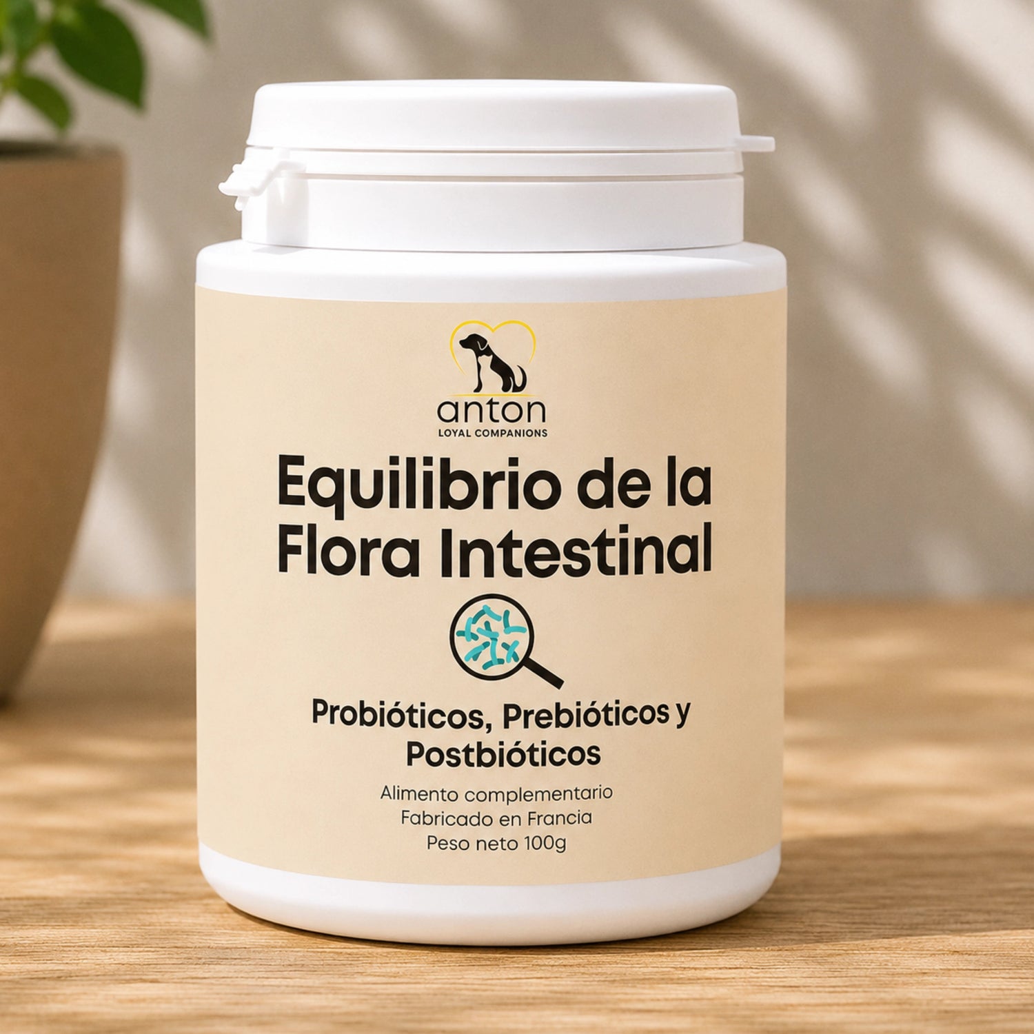 Suplemento natural para perros y gatos Equilibrio de la Flora Intestinal con probióticos, prebióticos y postbióticos en polvo 100 g de ANTON Loyal Companions sobre fondo natural de madera.