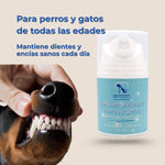 Perro mostrando dientes limpios junto al gel dental ANTON de uso diario