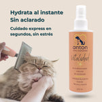 Gato siendo cepillado con acondicionador ANTON Vitalidad, hidratación exprés y cuidado sin estrés.