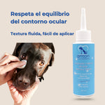 Aplicación del limpiador ocular natural ANTON Loyal Companions en contorno de ojos de perro para higiene suave