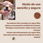 Baño de perro con el champú natural Pet Save the Bees de Bee It, modo de uso sencillo y seguro: humedecer el pelaje, aplicar una pequeña cantidad, masajear suavemente y aclarar con agua tibia, apto para perros y gatos.