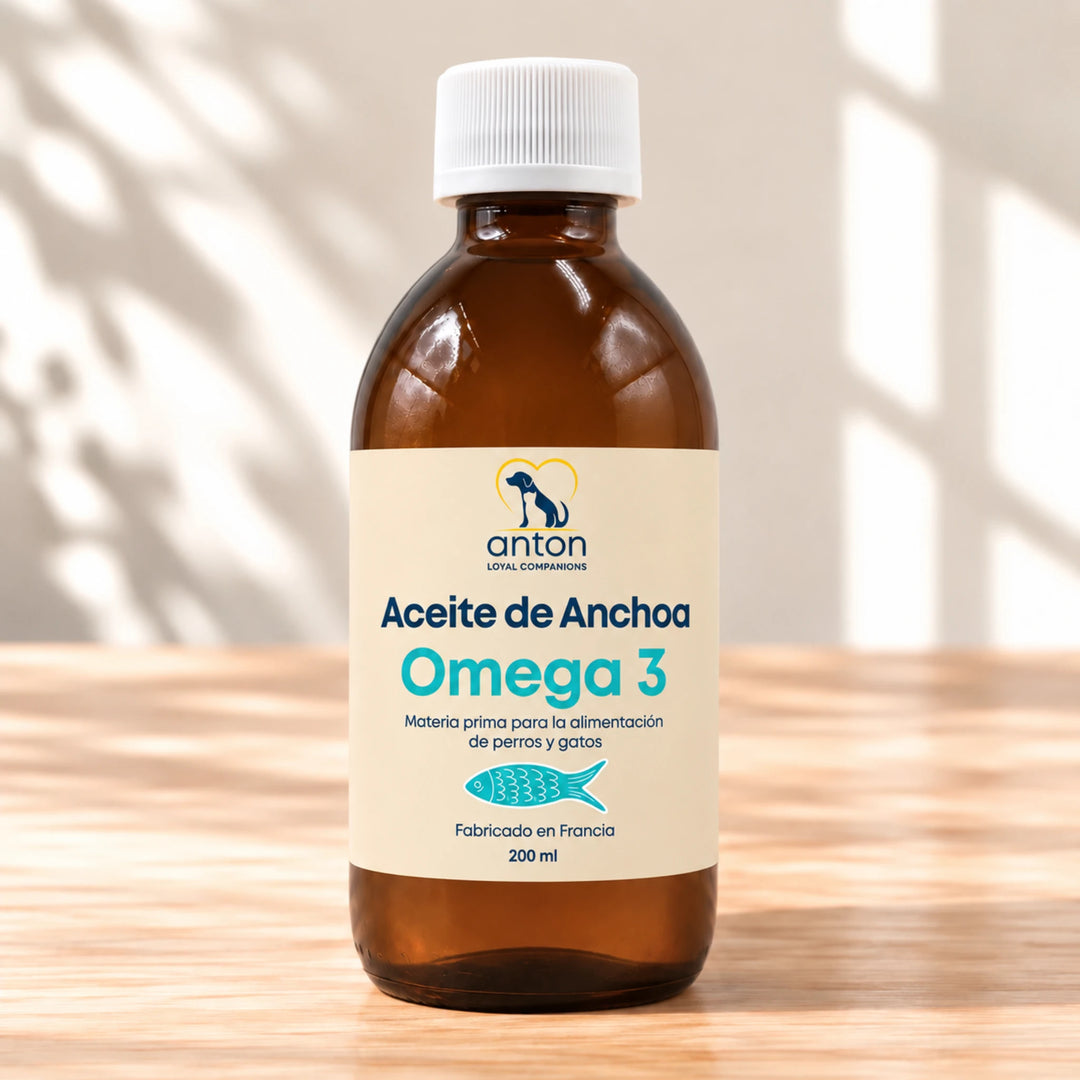 Frasco de aceite de anchoa Omega 3 ANTON LOYAL COMPANIONS de 200 ml para perros y gatos sobre una mesa de madera clara.