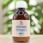 Botella de aceite de sardina y anchoa salvaje rico en omega 3 para perros y gatos sobre fondo natural