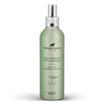 Spray acondicionador y champú en seco Frenky Lewis Green Tea & Bergamot para perros, en envase verde con pulverizador plateado.