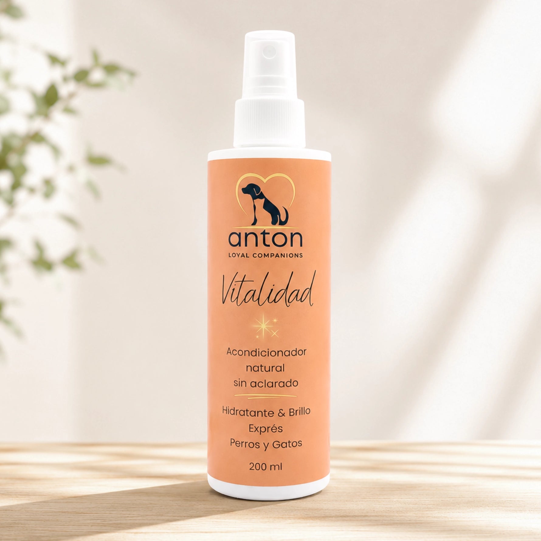 Acondicionador natural sin aclarado Vitalidad ANTON Loyal Companions para perros y gatos, hidratante y brillo, frasco de 200 ml sobre superficie de madera con luz natural.