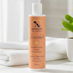 Acondicionador natural Suavidad para perros ANTON Loyal Companions sobre toalla blanca, suaviza y desenreda el pelaje, aporta brillo, uso con aclarado, fórmula natural.