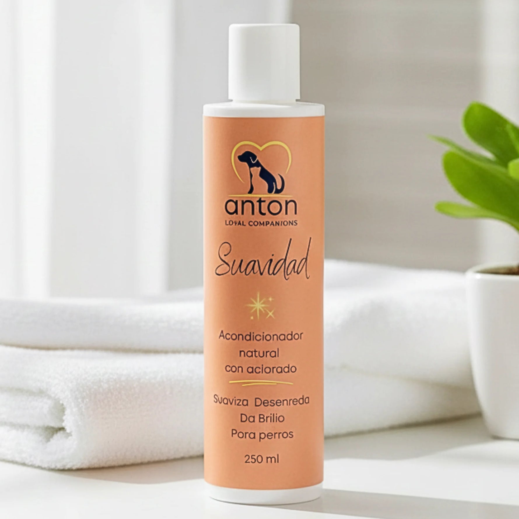 Acondicionador natural Suavidad para perros ANTON Loyal Companions sobre toalla blanca, suaviza y desenreda el pelaje, aporta brillo, uso con aclarado, fórmula natural.