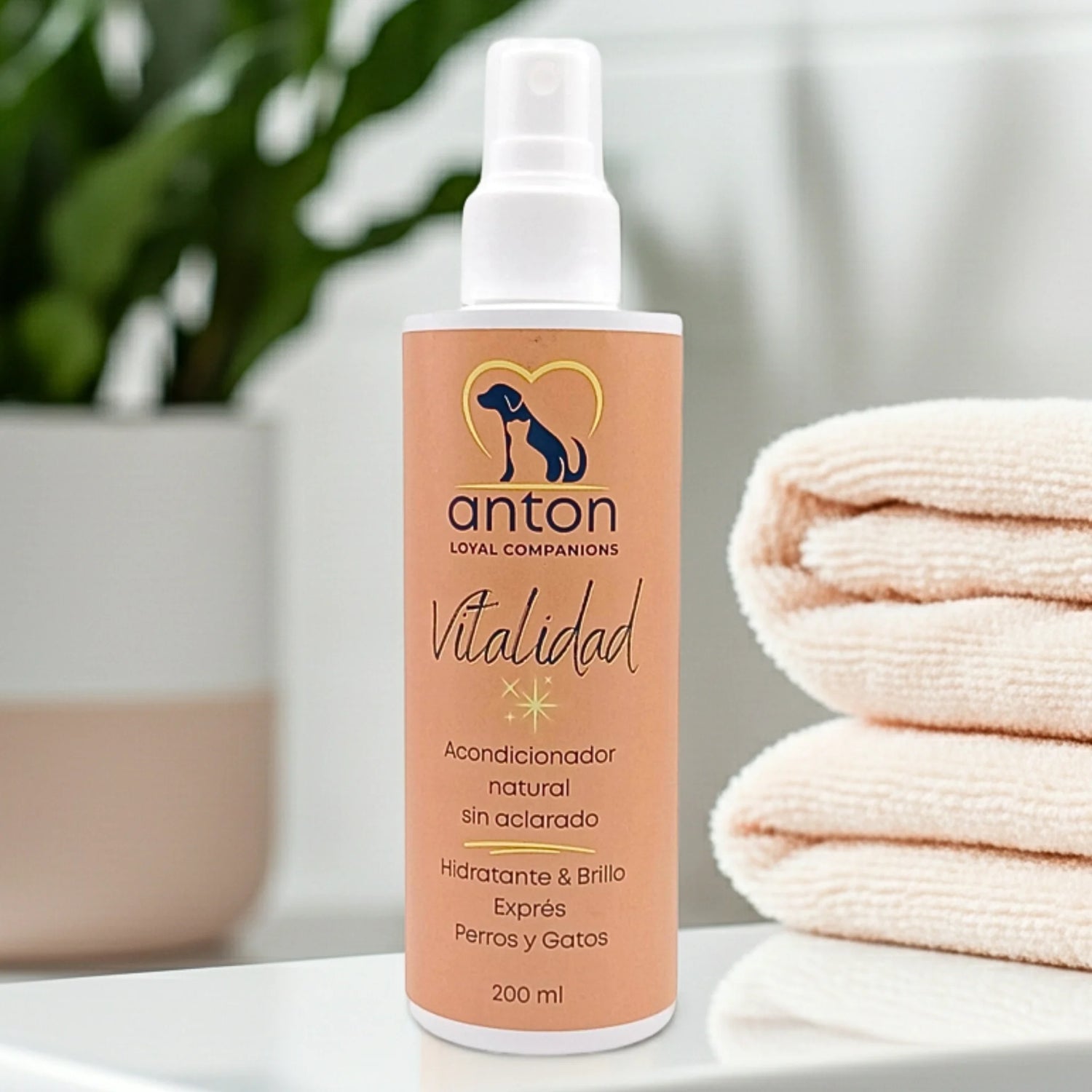 Acondicionador natural Vitalidad para perros y gatos ANTON Loyal Companions sobre toalla, aporta hidratación y brillo al pelaje, uso exprés sin aclarado, 100 % natural.