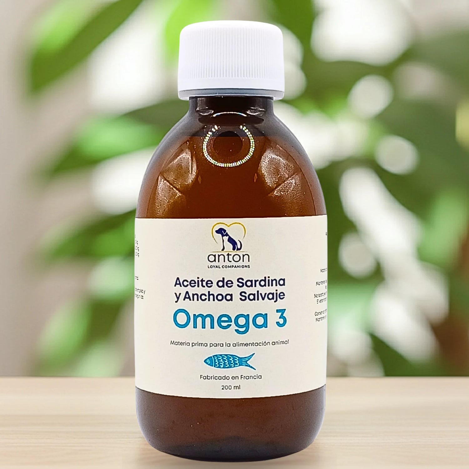 Botella de aceite de sardina y anchoa salvaje Omega 3 de ANTON, 200 ml, fondo natural desenfocado