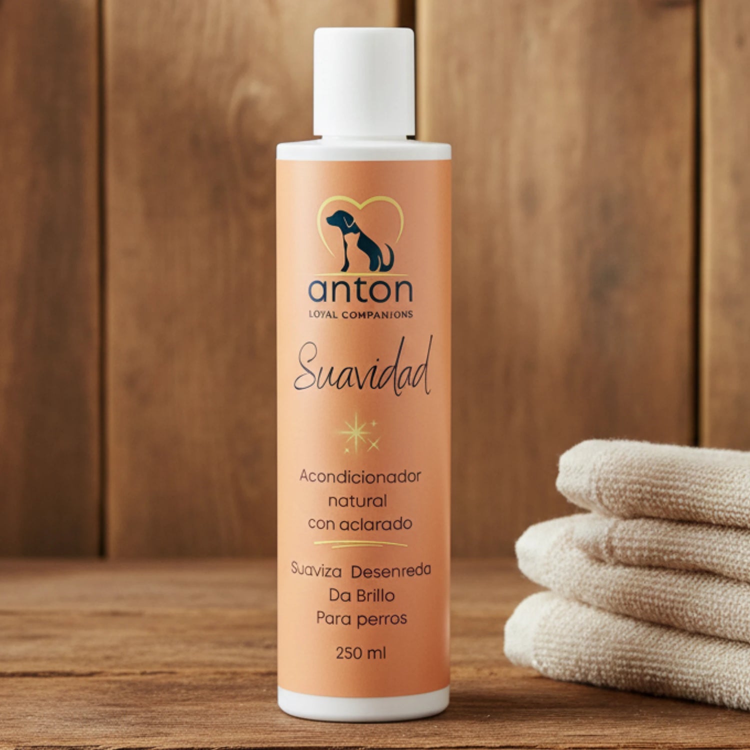 Acondicionador natural con aclarado Suavidad ANTON Loyal Companions para perros, frasco de 250 ml sobre superficie de madera con toallas de algodón, luz natural