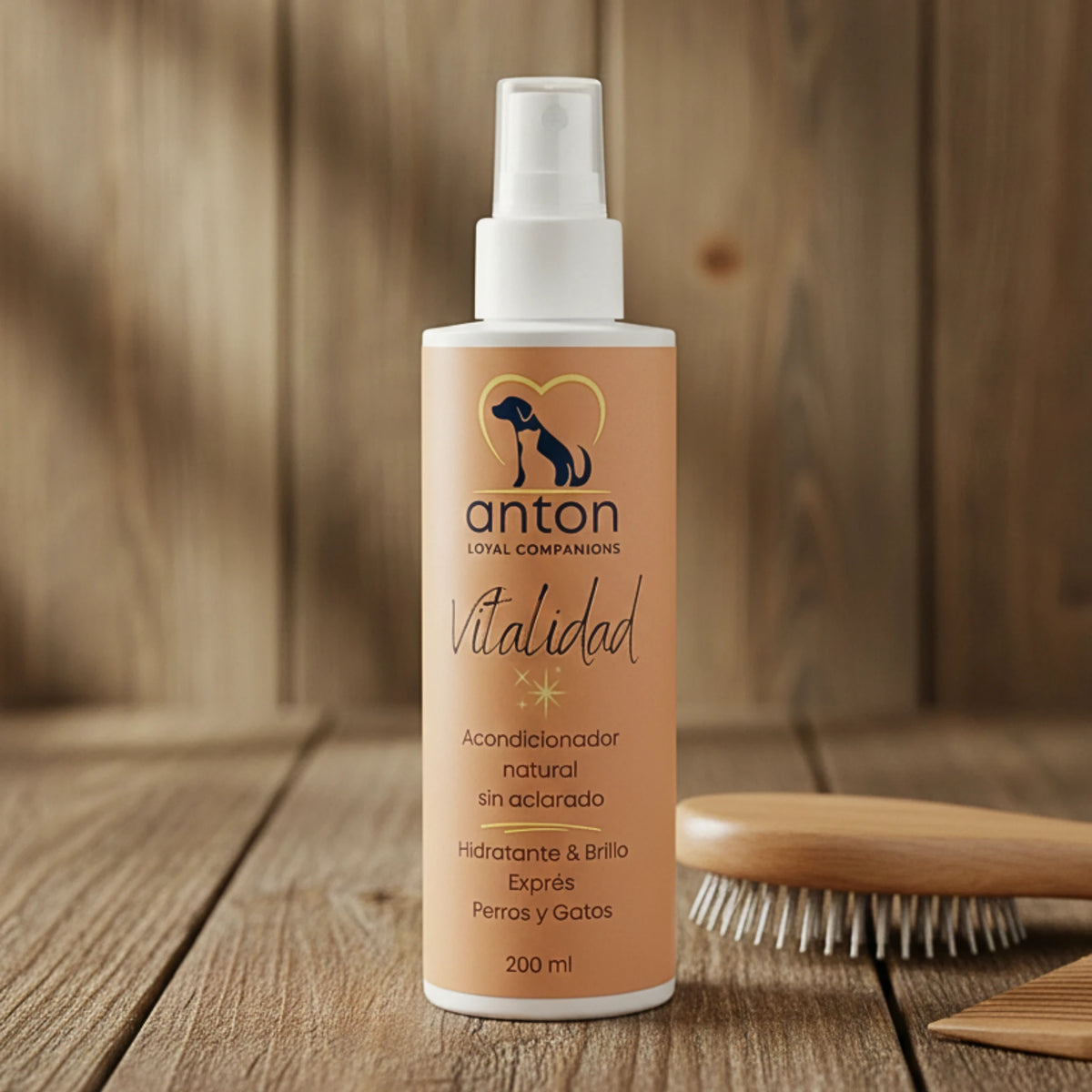 Acondicionador natural sin aclarado Vitalidad ANTON Loyal Companions para perros y gatos, frasco de 200 ml sobre superficie de madera con cepillo de madera, luz natural