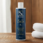 Champú natural Brillo ANTON Loyal Companions para perros, hidratación y suavidad, uso frecuente, frasco de 250 ml sobre mesa de madera con toallas blancas
