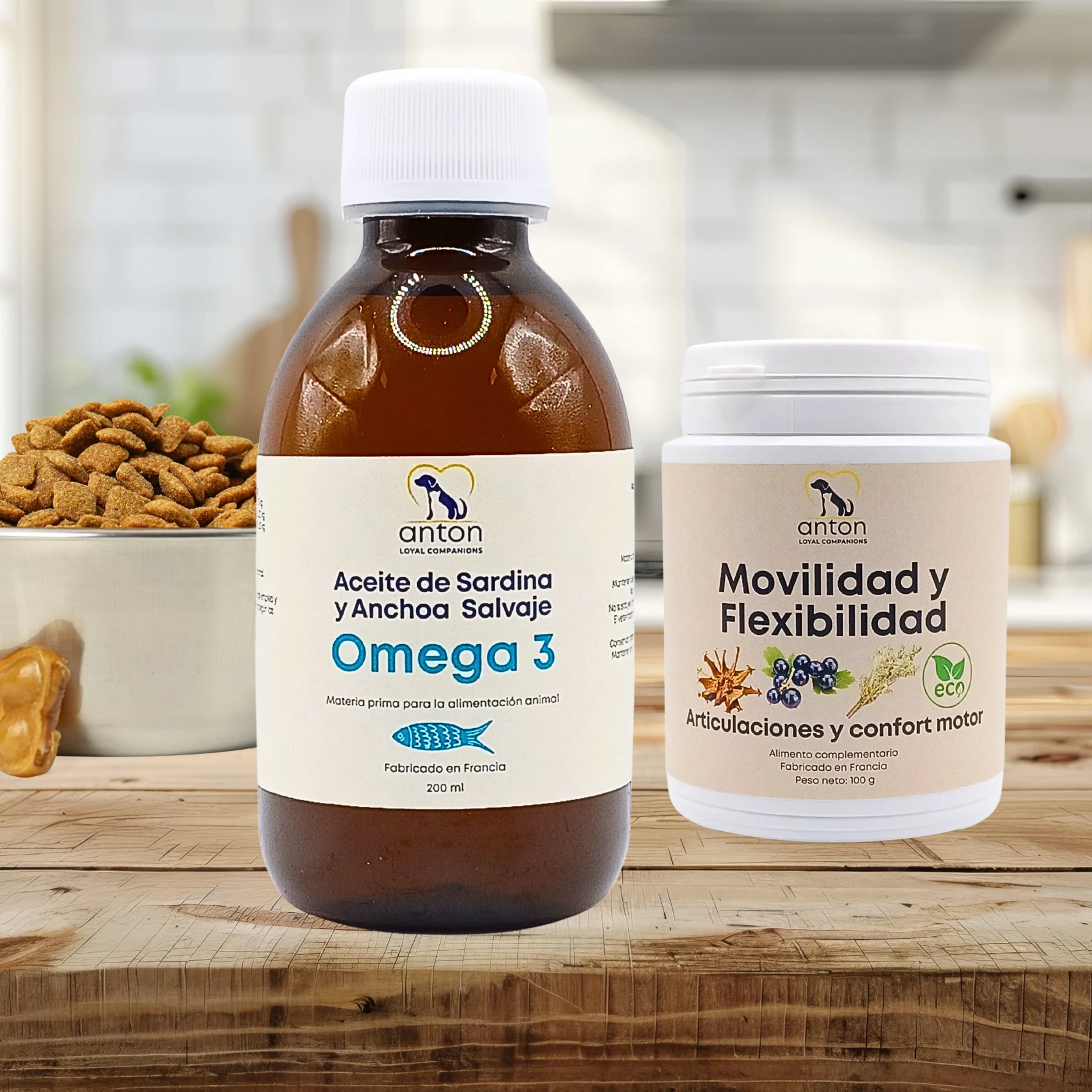 Suplementos naturales Anton Loyal Companions para articulaciones y movilidad: aceite Omega 3 de sardina y anchoa salvaje y fórmula Movilidad y Flexibilidad ECO sobre mesa de madera en cocina.