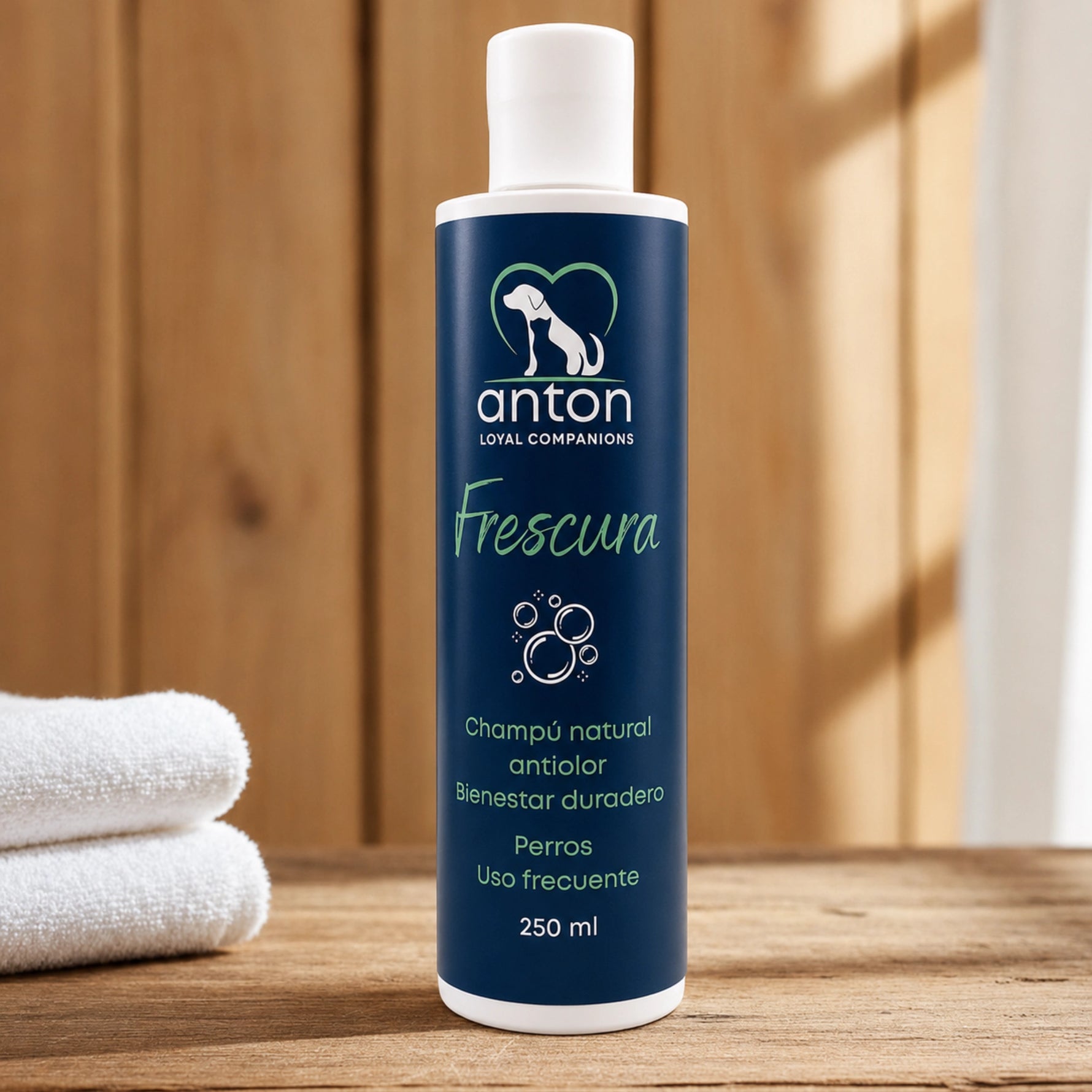 Champú natural antiolor Frescura ANTON Loyal Companions para perros. Frasco de 250 ml sobre mesa de madera en un ambiente luminoso.