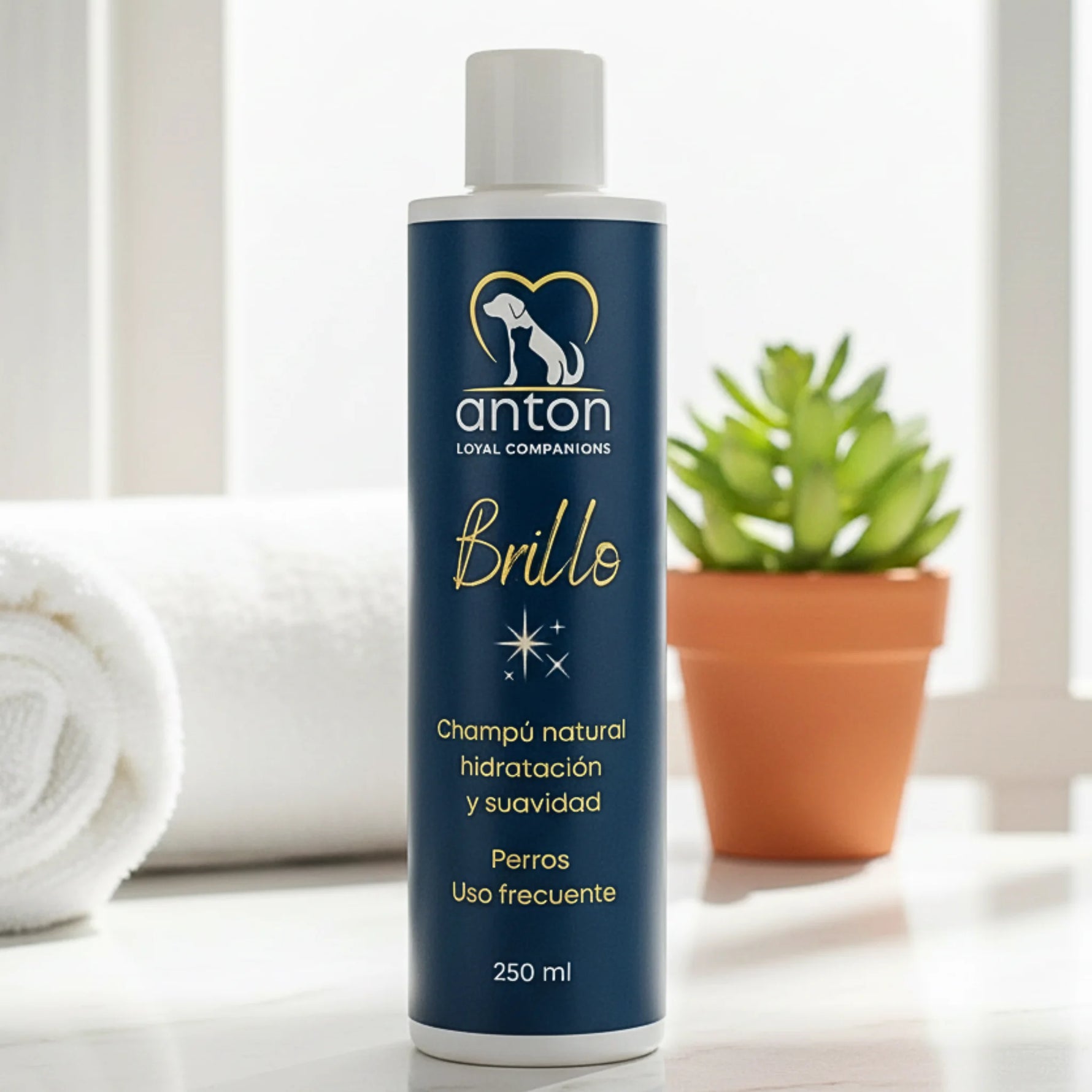 Champú natural Brillo para perros ANTON Loyal Companions sobre toalla blanca, aporta hidratación y suavidad al pelaje, uso frecuente, fórmula 100 % natural.