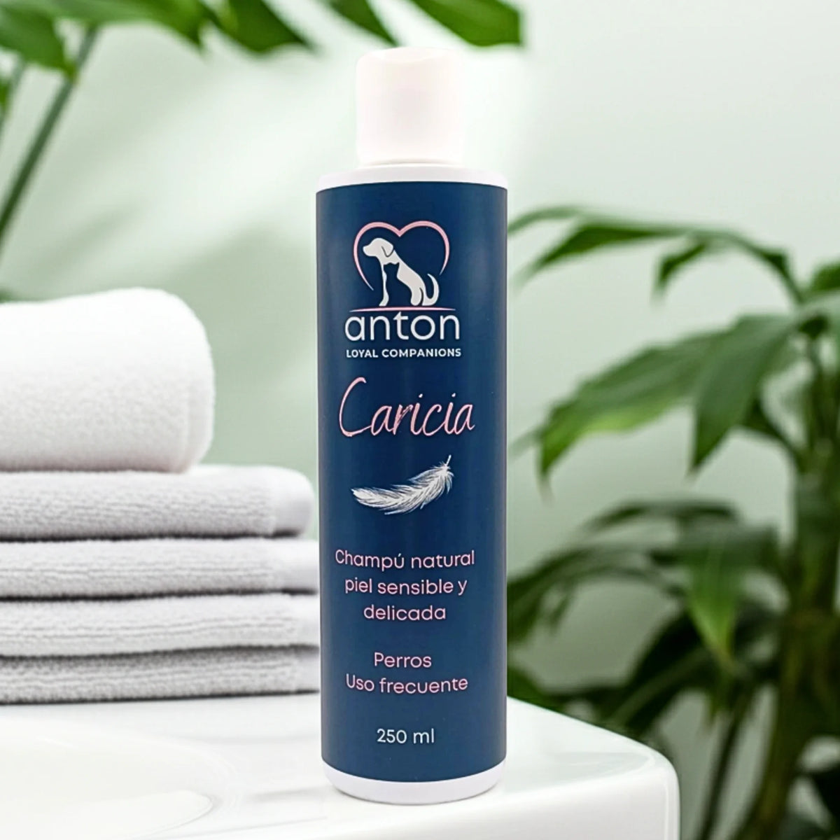 Champú natural Caricia para perros ANTON Loyal Companions sobre toallas blancas, ideal para piel sensible y delicada, uso frecuente, fórmula suave y natural.