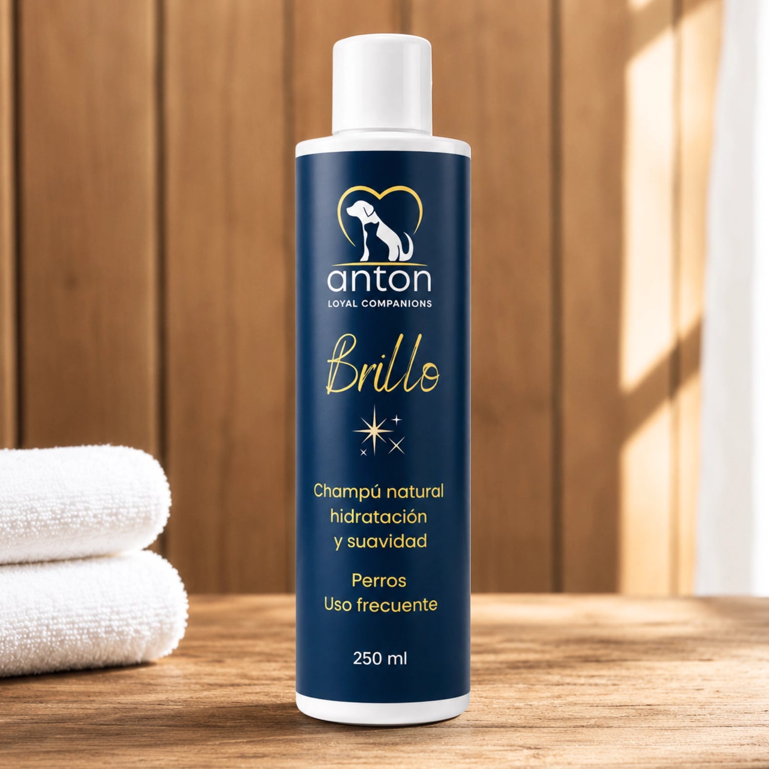 Champú natural Brillo ANTON Loyal Companions para perros. Fórmula para hidratación y suavidad del pelaje en formato de 250 ml, presentada sobre una mesa de madera en un ambiente luminoso.