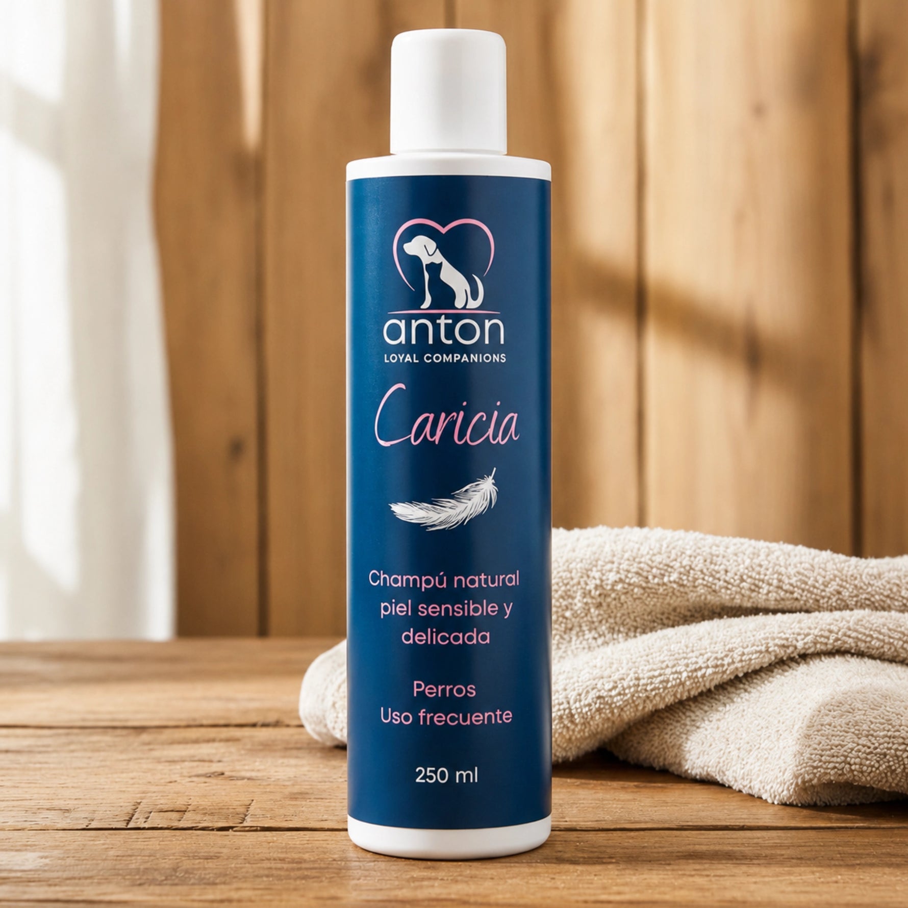 Champú natural Caricia ANTON Loyal Companions para perros con piel sensible y delicada. Frasco de 250 ml sobre mesa de madera en un ambiente luminoso.