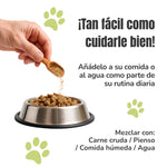 Cuchara con levadura de cerveza en polvo añadida al pienso de un perro, apta para mezclar con carne cruda, comida húmeda o agua.