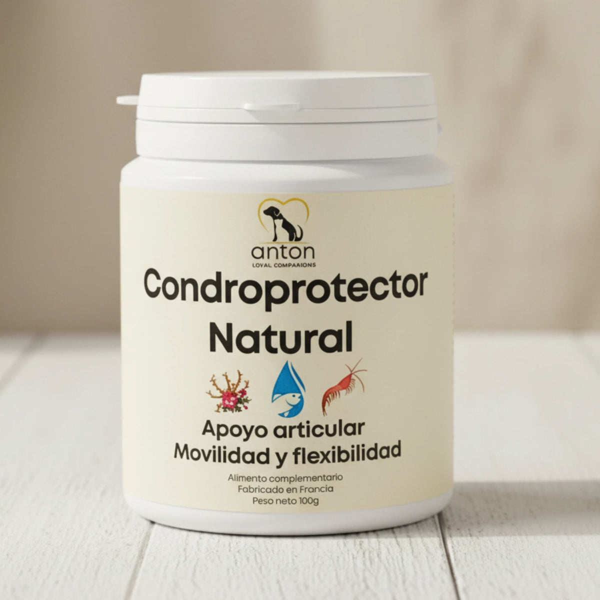 Condroprotector natural para perros y gatos ANTON Loyal Companions sobre fondo neutro, apoyo articular que mejora la movilidad y flexibilidad, fabricado en Francia.