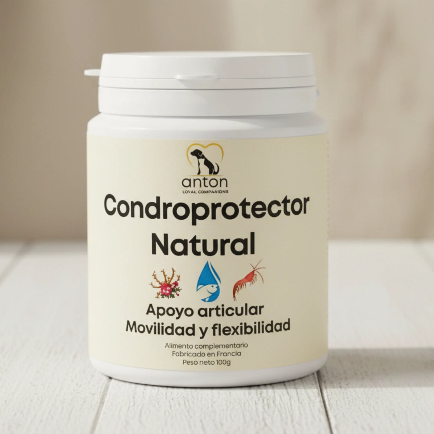Condroprotector natural para perros y gatos ANTON Loyal Companions sobre fondo neutro, apoyo articular que mejora la movilidad y flexibilidad, fabricado en Francia.