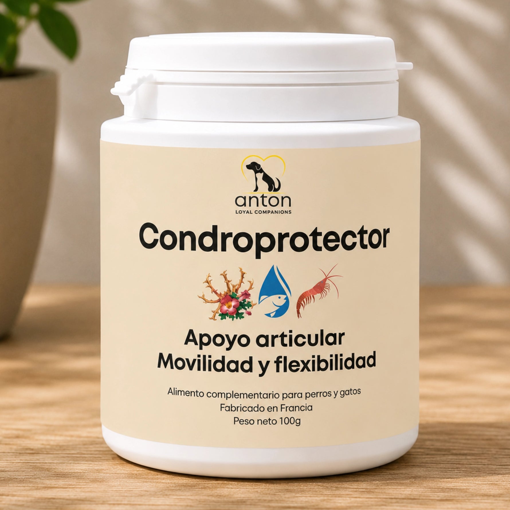 Suplemento natural Condroprotector para perros y gatos sobre superficie de madera con luz natural, formulado para apoyar la movilidad, la flexibilidad y el bienestar articular diario – ANTON LC