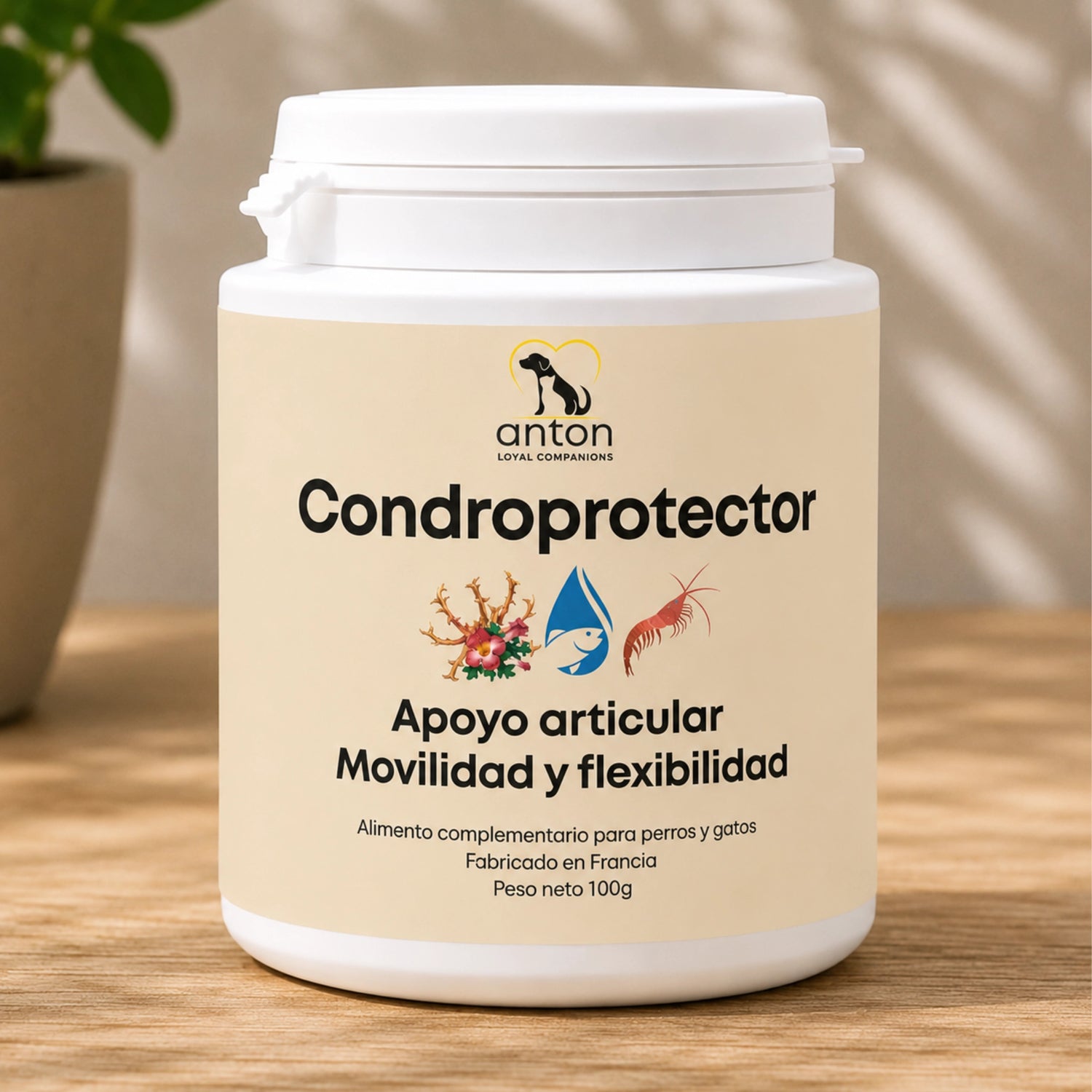Suplemento natural Condroprotector para perros y gatos sobre superficie de madera con luz natural, formulado para apoyar la movilidad, la flexibilidad y el bienestar articular diario – ANTON LC