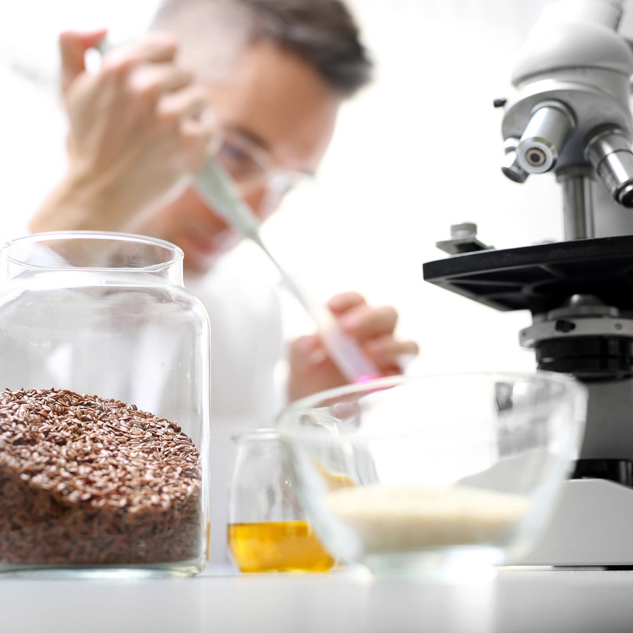 Control de calidad de suplementos naturales para perros y gatos durante su fabricación en un laboratorio europeo.
