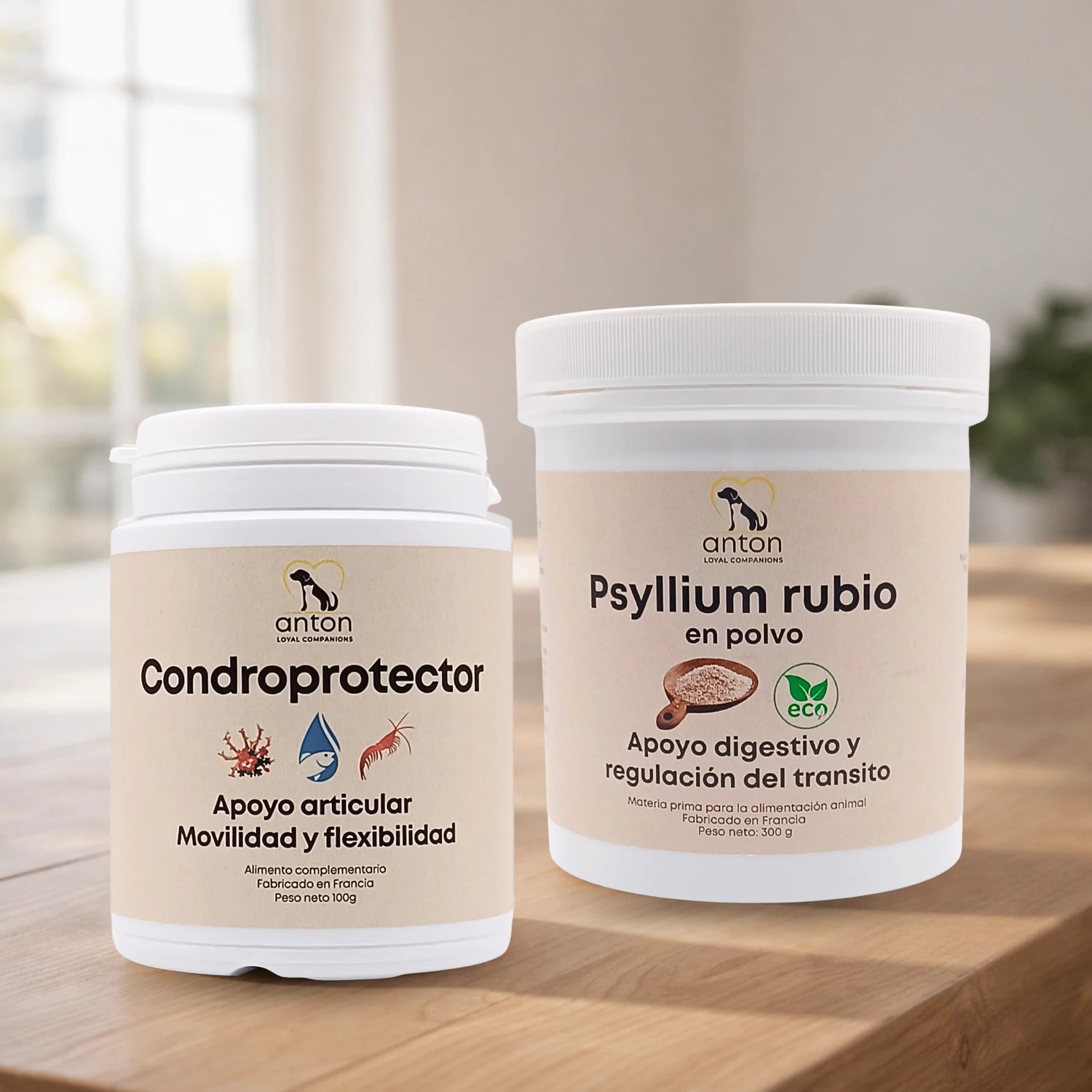Condroprotector y Psyllium rubio ECO ANTON Loyal Companions sobre mesa de madera clara, cuidado completo para el apoyo articular y el equilibrio digestivo en perros y gatos.