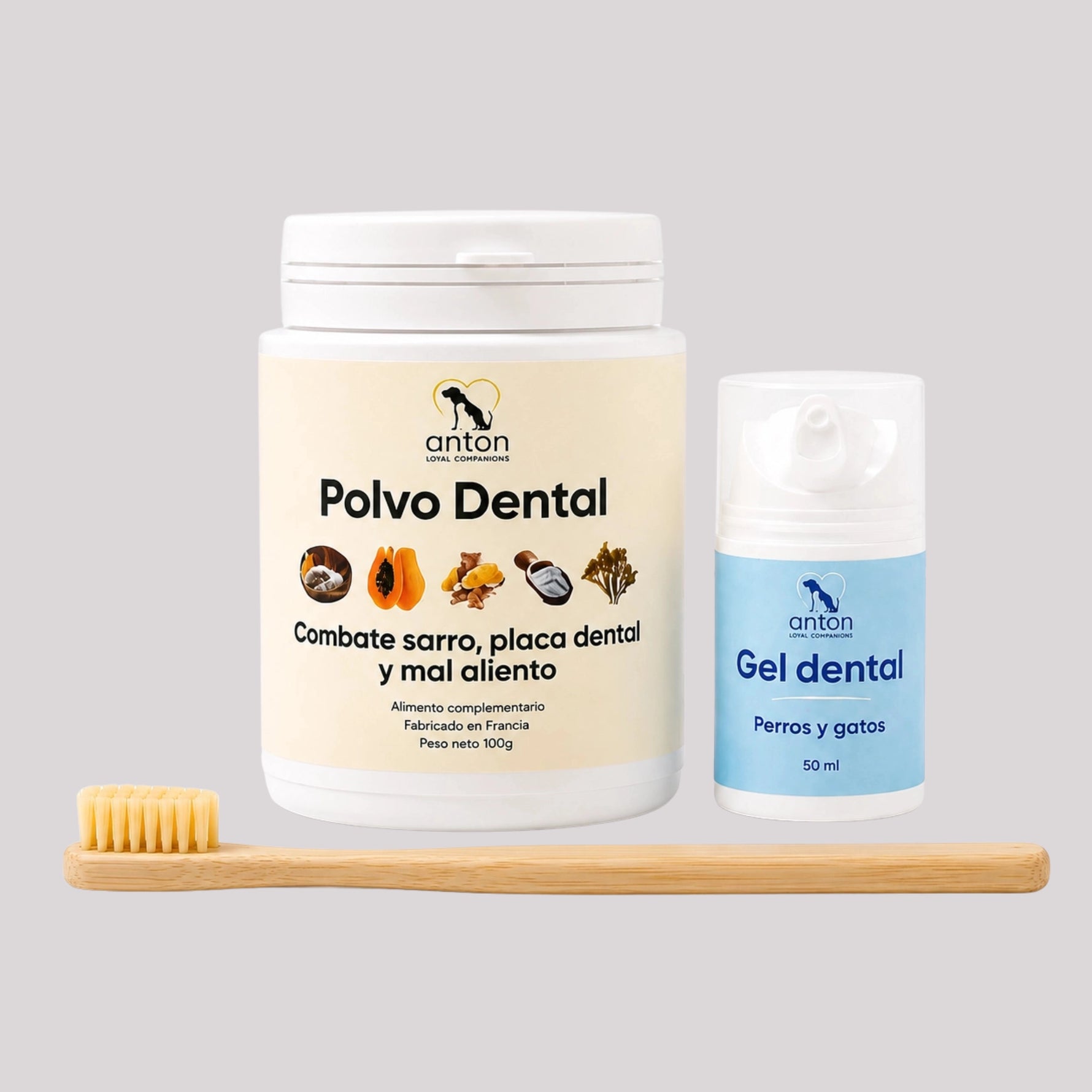 Cuidado completo de higiene dental para perros y gatos con polvo dental natural, gel dental y cepillo de bambú Anton Loyal Companions sobre fondo claro.