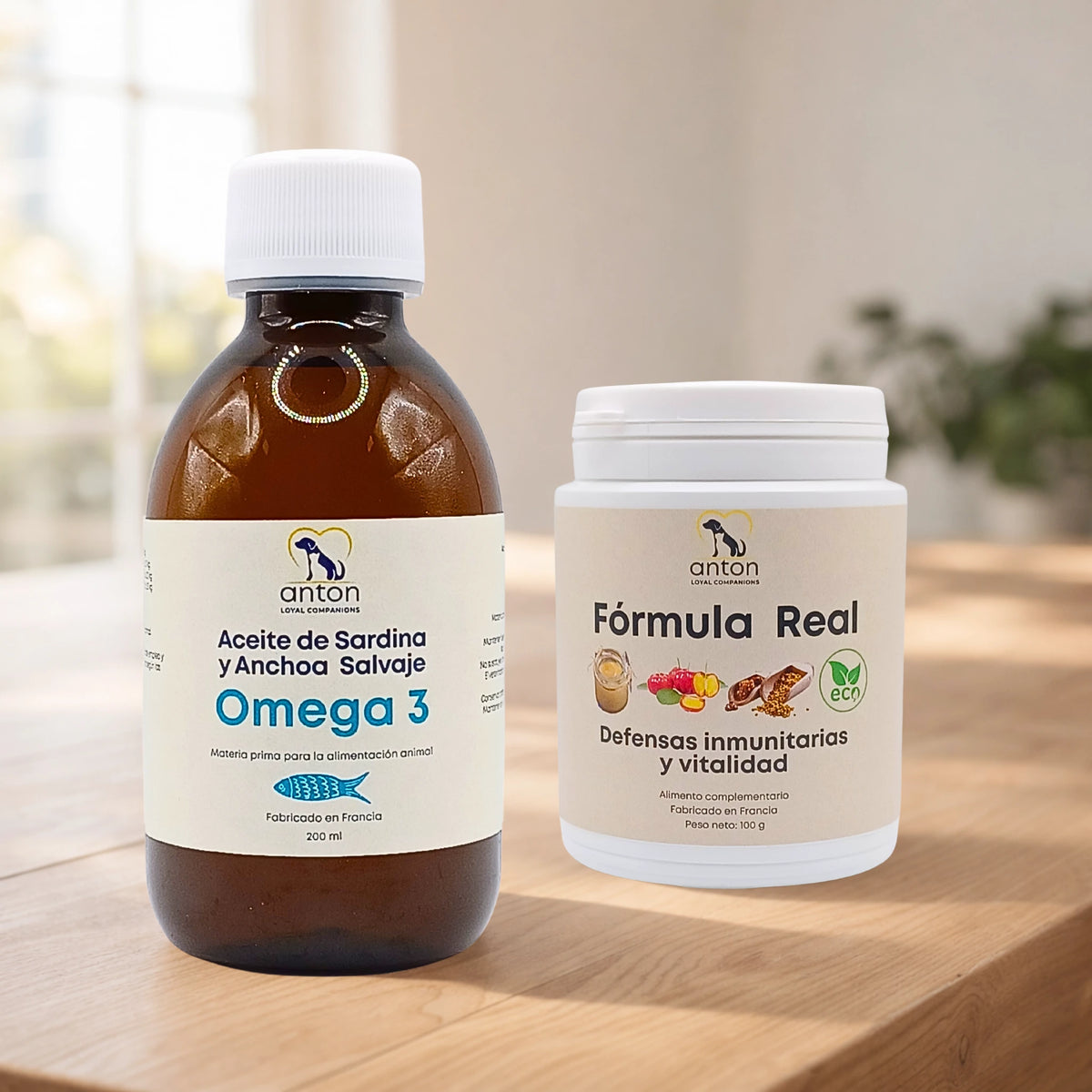 Aceite de sardina y anchoa salvaje Omega 3 y Fórmula Real ECO Anton Loyal Companions sobre mesa de madera clara, cuidado completo para apoyar defensas, vitalidad, piel y bienestar general en perros y gatos.
