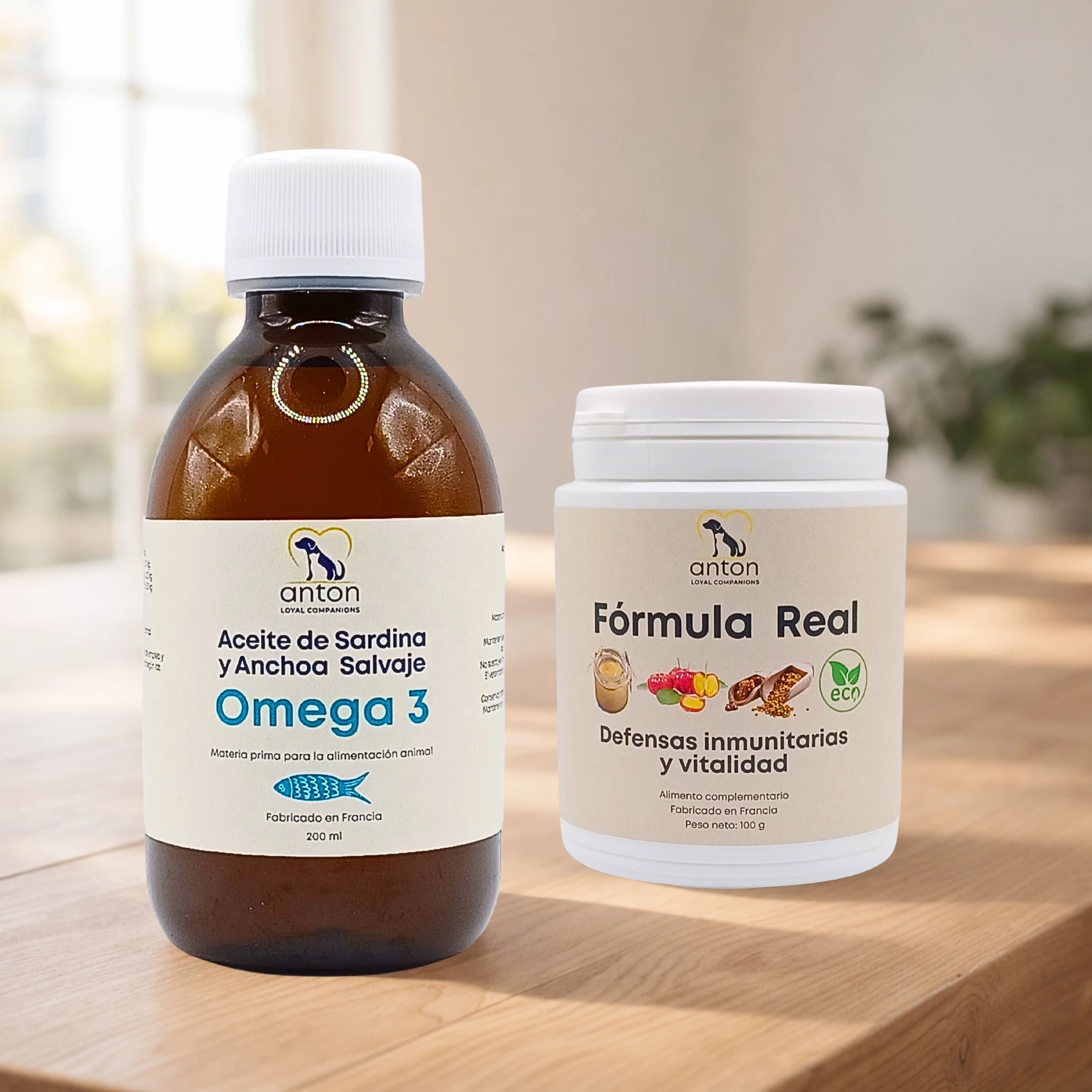 Aceite de sardina y anchoa salvaje Omega 3 y Fórmula Real ECO Anton Loyal Companions sobre mesa de madera clara, cuidado completo para apoyar defensas, vitalidad, piel y bienestar general en perros y gatos.
