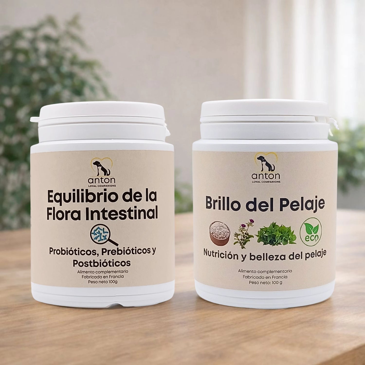 Suplementos naturales ANTON Loyal Companions Equilibrio de la Flora Intestinal y Brillo del Pelaje sobre mesa de madera clara con luz suave