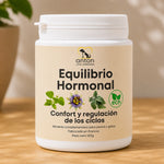 Suplemento natural ECO para perros y gatos orientado al confort y la regulación de los ciclos. Imagen del envase Equilibrio Hormonal ANTON LC con melisa, pasiflora y salvia, formulado para acompañar el equilibrio emocional y hormonal de forma natural.