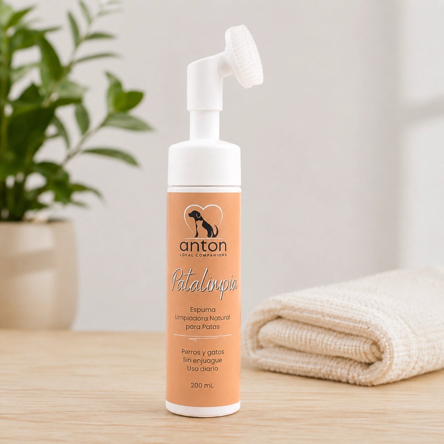 Espuma limpiadora natural para patas de perros y gatos ANTON Loyal Companions con cepillo aplicador de silicona, sin aclarado y para uso diario.