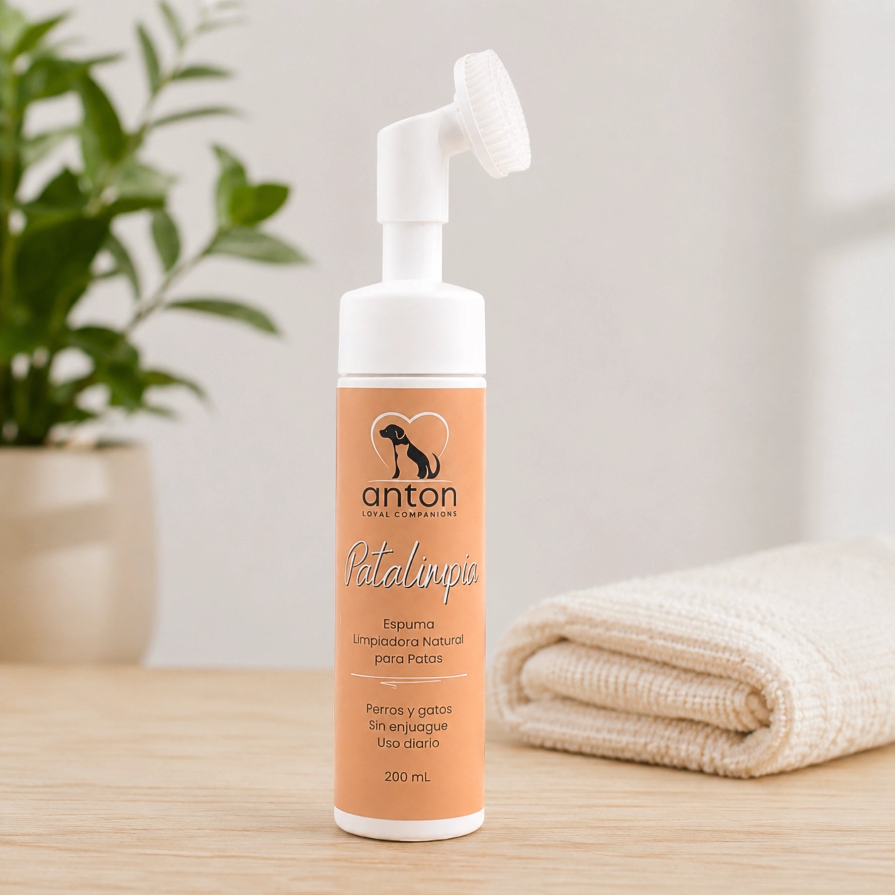Espuma limpiadora natural para patas de perros y gatos ANTON Loyal Companions con cepillo aplicador de silicona, sin aclarado y para uso diario.