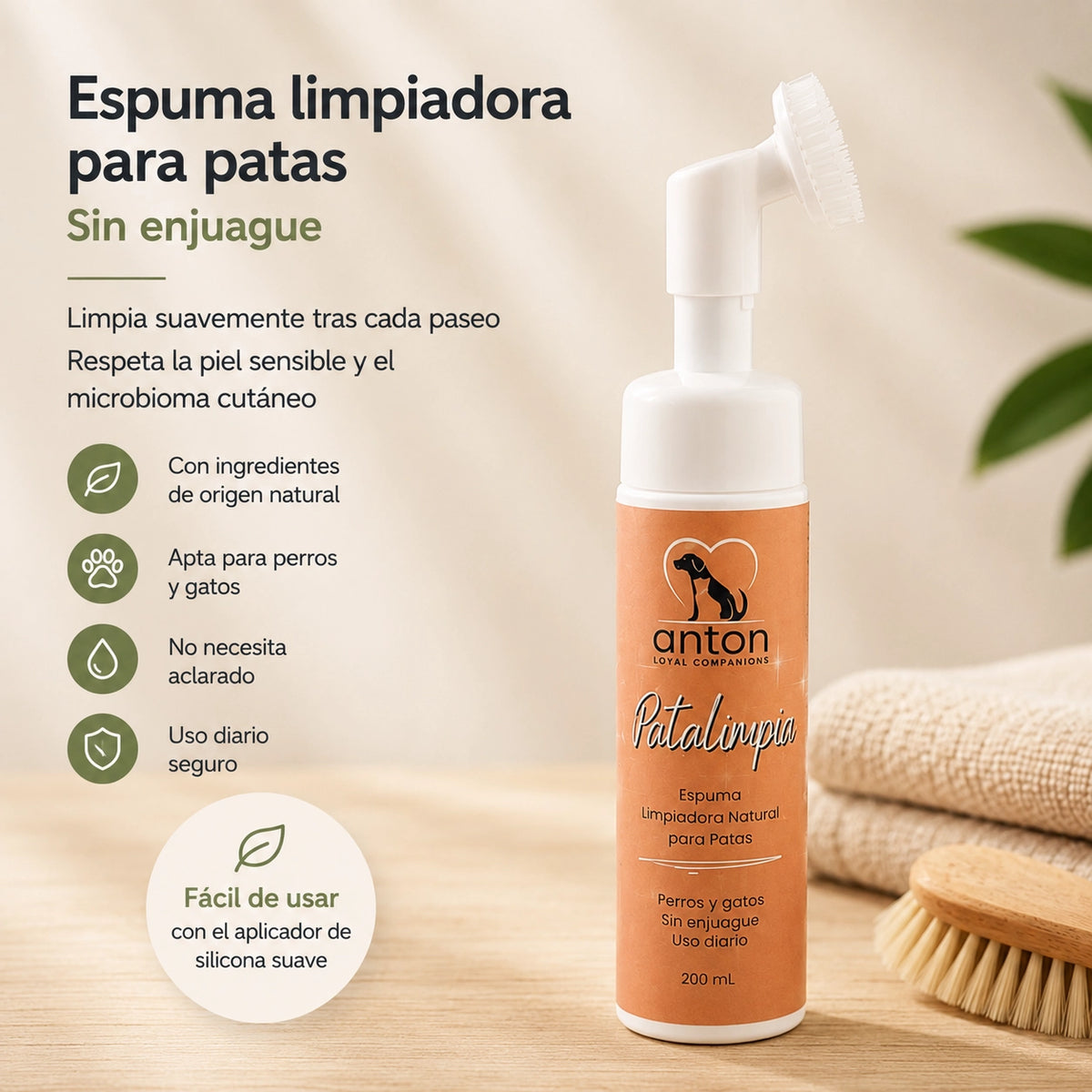 Espuma limpiadora natural para patas de perros y gatos ANTON Loyal Companions con aplicador de silicona suave y fórmula sin enjuague