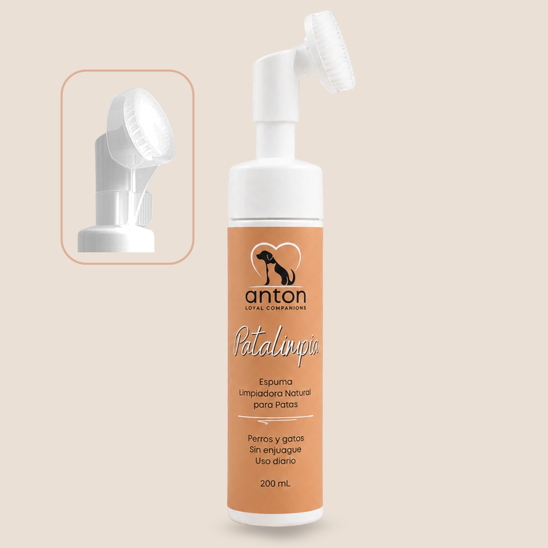 Espuma limpiadora para patas de perros y gatos ANTON LC con aplicador de silicona integrado, diseñada para la limpieza diaria de almohadillas y zonas sensibles.