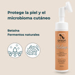Espuma limpiadora para patas de perros y gatos ANTON LC formulada con betaína y fermentos naturales para ayudar a mantener la higiene de las almohadillas y el equilibrio de la piel.