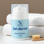 Gel dental natural para perros y gatos de ANTON Loyal Companions, frasco de 50 ml sobre fondo beige con toalla blanca y cepillo de dientes de bambú.