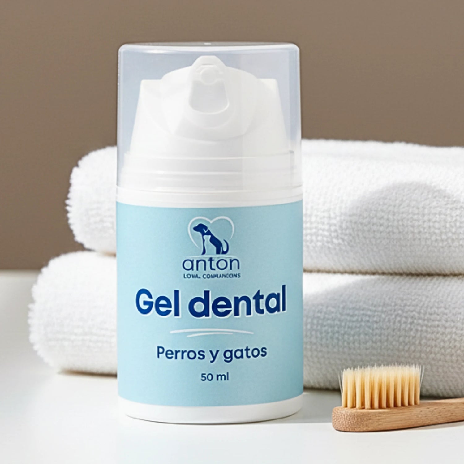 Gel dental natural para perros y gatos de ANTON Loyal Companions, frasco de 50 ml sobre fondo beige con toalla blanca y cepillo de dientes de bambú.