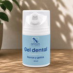 Gel dental natural para perros y gatos ANTON 50 ml sobre superficie de madera con luz natural para el cuidado diario de la higiene bucal.