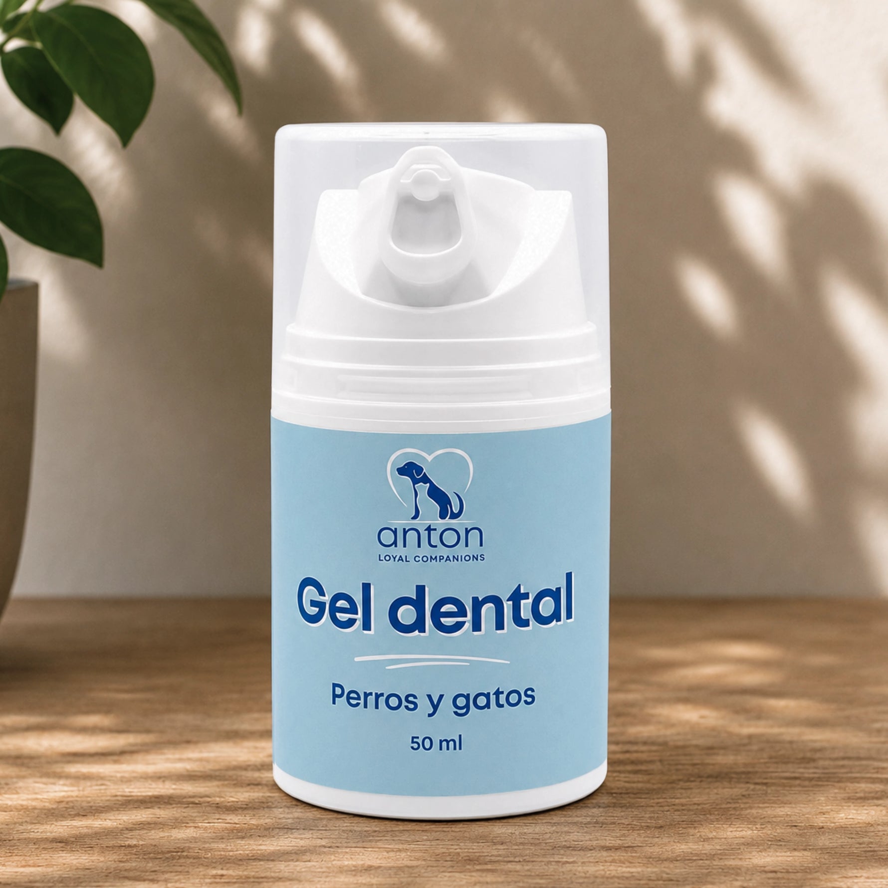 Gel dental natural para perros y gatos ANTON 50 ml sobre superficie de madera con luz natural para el cuidado diario de la higiene bucal.