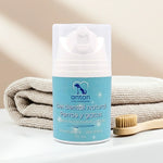 Gel dental natural para perros y gatos ANTON Loyal Companions sobre una toalla y cepillo de bambú, higiene bucal suave y eficaz sin enjuague, uso diario 100 % natural.