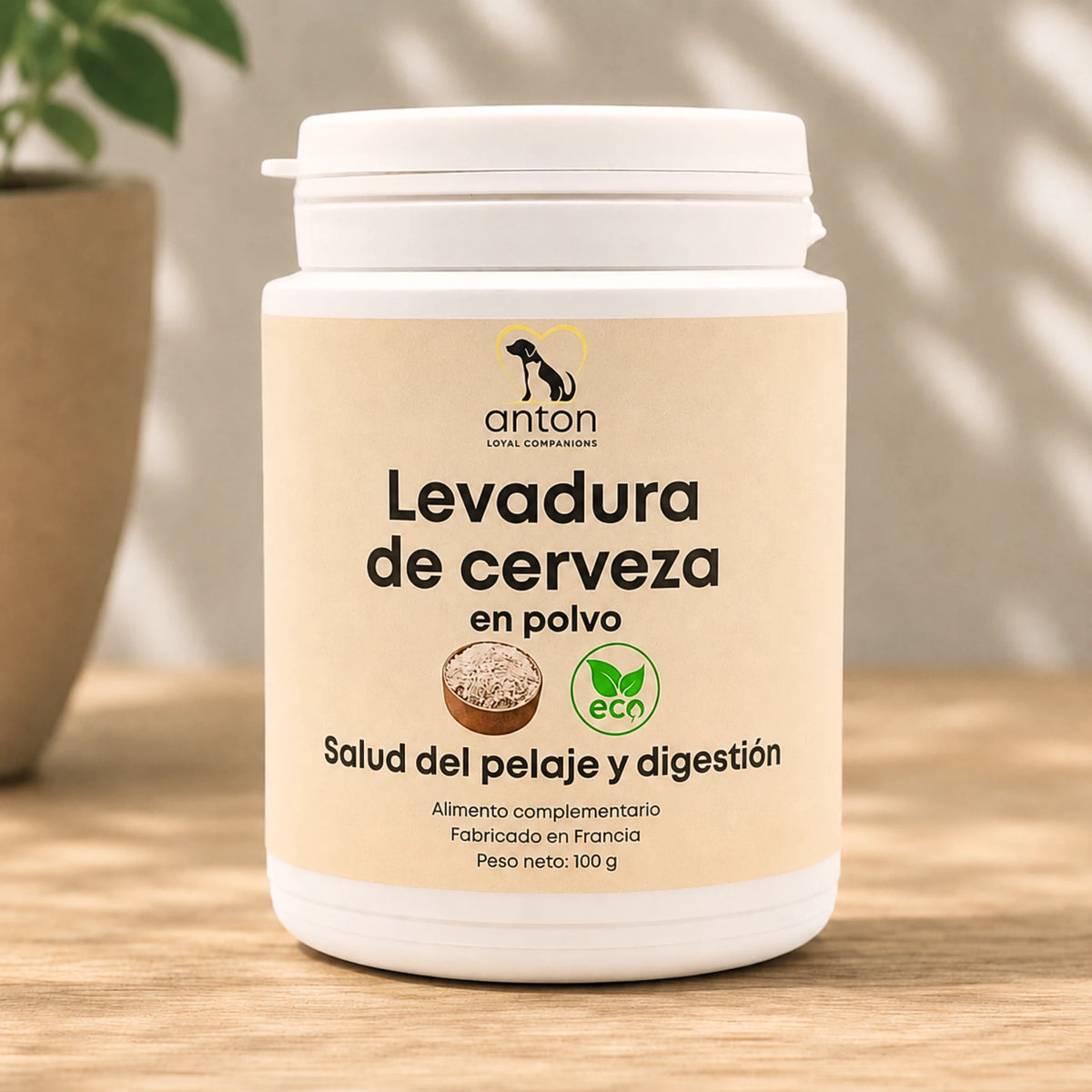 Bote de levadura de cerveza ECO en polvo ANTON de 100 g para perros y gatos sobre una superficie de madera clara.